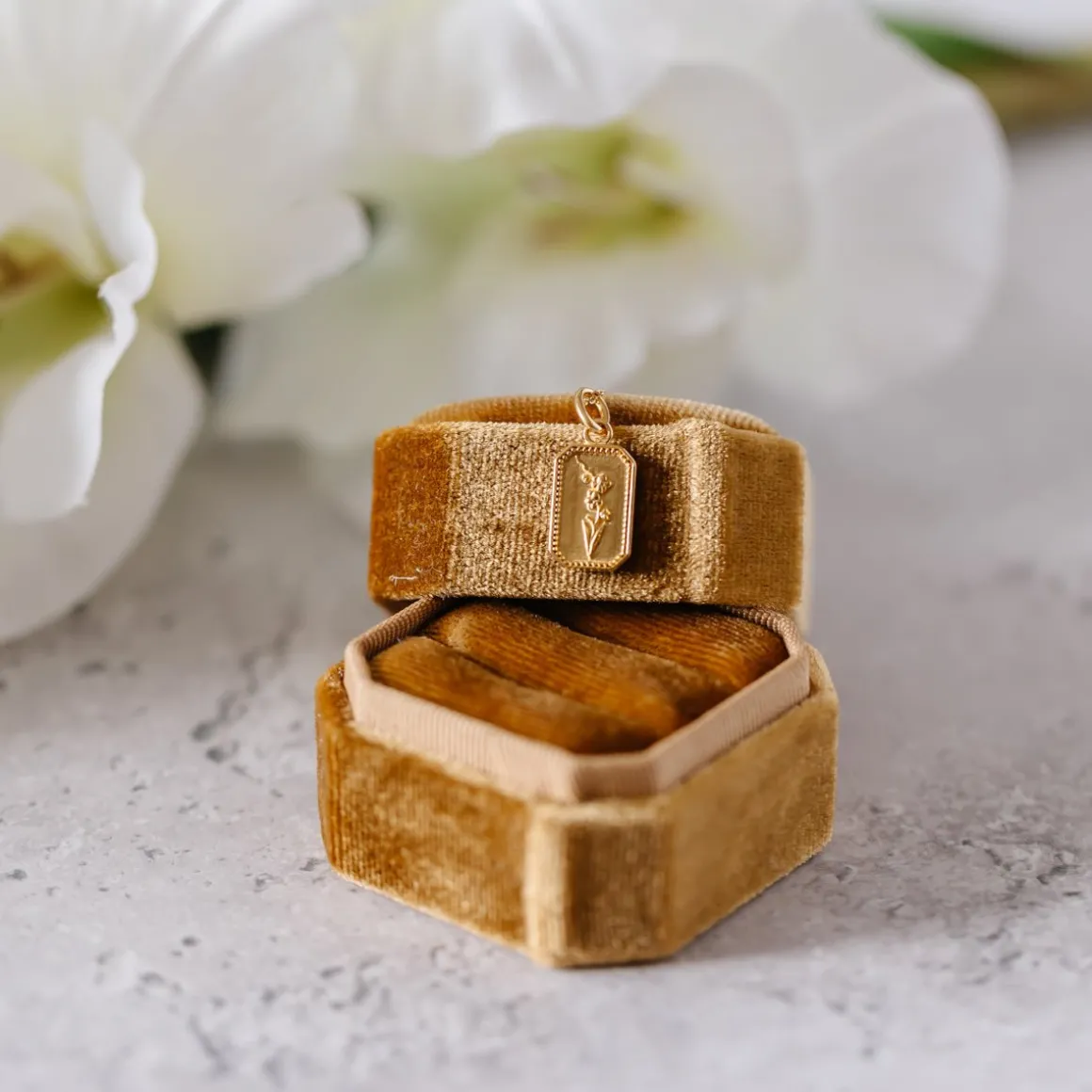 FRAICHE AUGUST BIRTH FLOWER NECKLACE - GLADIOLUS - GOLD