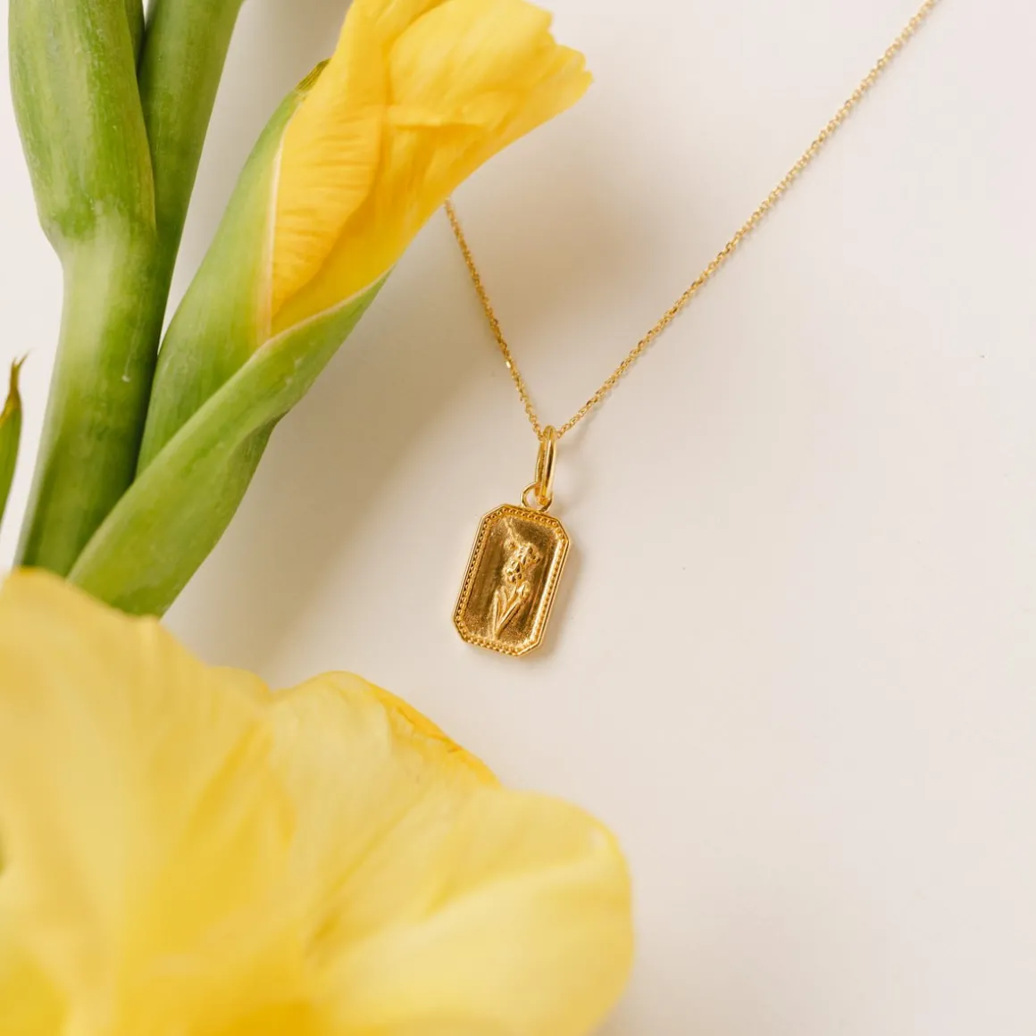 FRAICHE AUGUST BIRTH FLOWER NECKLACE - GLADIOLUS - GOLD
