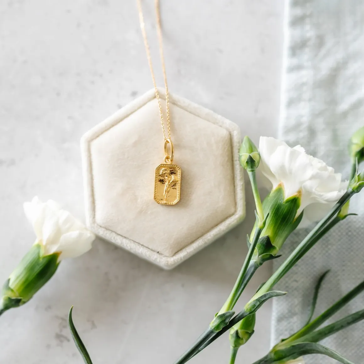 FRAICHE JANUARY BIRTH FLOWER NECKLACE - CARNATION - GOLD