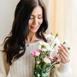 FRAICHE JANUARY BIRTH FLOWER NECKLACE - CARNATION - GOLD