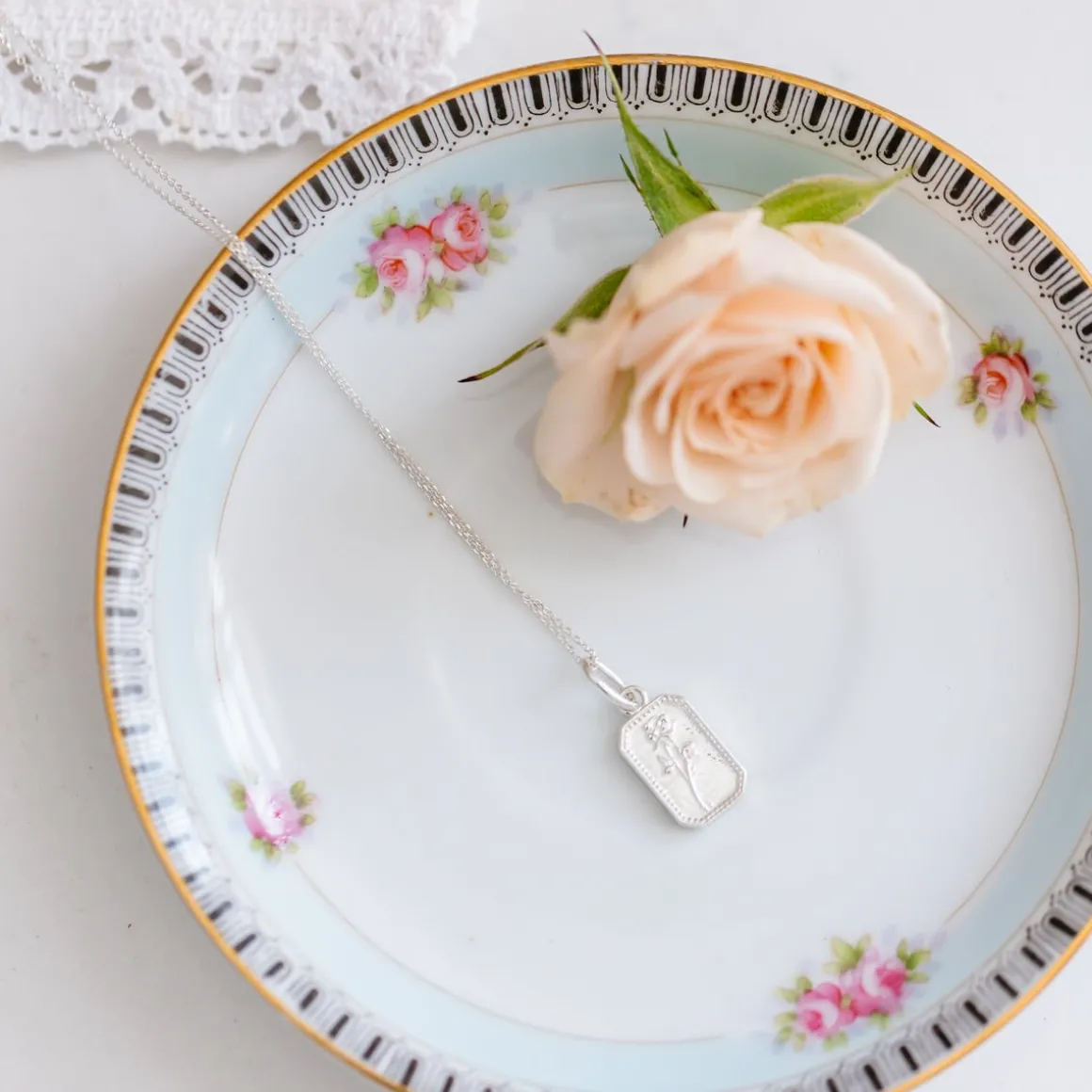 FRAICHE JUNE BIRTH FLOWER NECKLACE - ROSE - SILVER