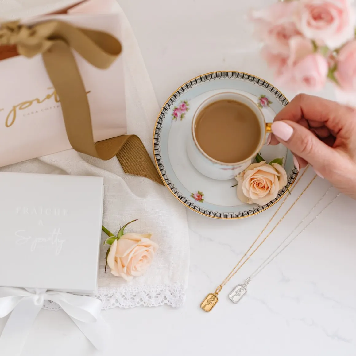 FRAICHE JUNE BIRTH FLOWER NECKLACE - ROSE - GOLD
