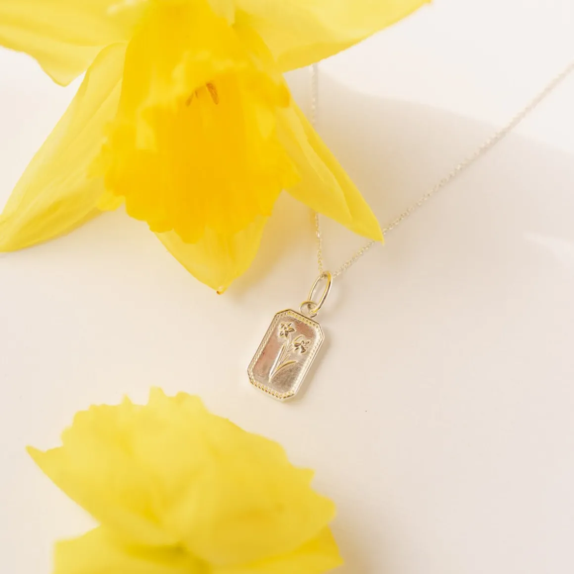 FRAICHE MARCH BIRTH FLOWER NECKLACE - DAFFODIL - SILVER