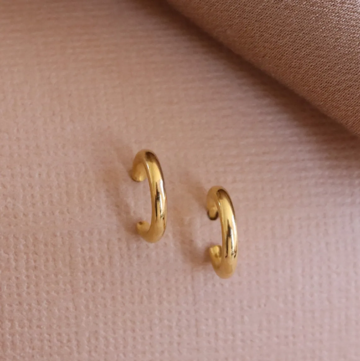 TINY POISE HUGGIE HOOPS - GOLD